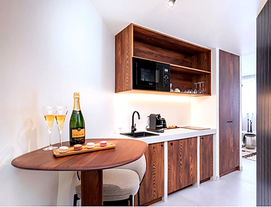 Cuisine sur mesure en bois massif fabriquee par Codesign Concept, integree dans la love room de l'hotel a Lyon