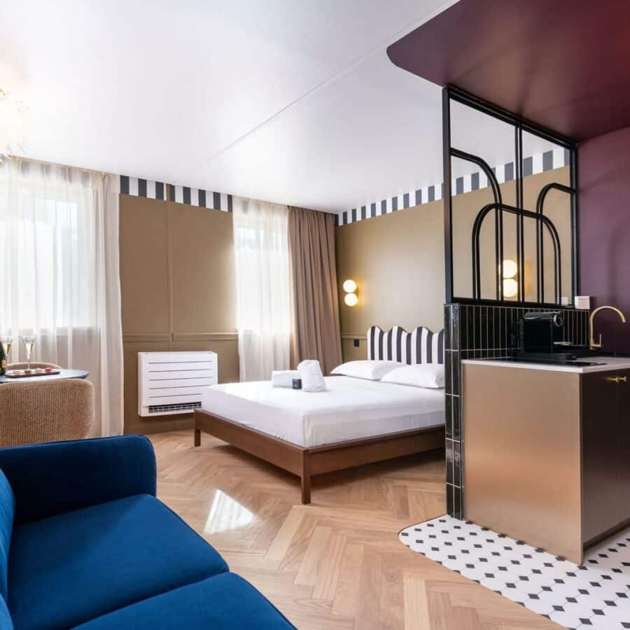 Aménagement sur mesure d'une chambre d'hôtel avec kitchenette intégrée, réalisé par Codesign Concept pour un cabinet d'architecte lyonnais