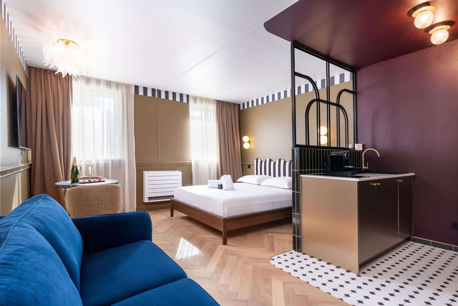Aménagement sur mesure d'une chambre d'hôtel avec kitchenette intégrée, réalisé par Codesign Concept pour un cabinet d'architecte lyonnais