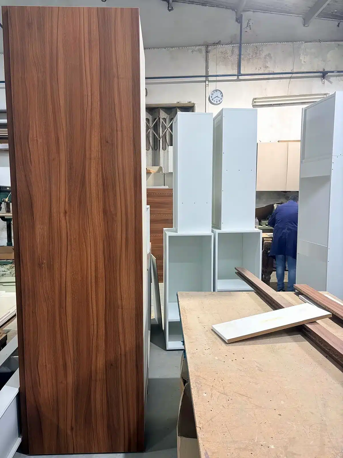 Panneau plaqué bois et caissons en cours de fabrication, atelier de mobilier sur mesure nord Portugal