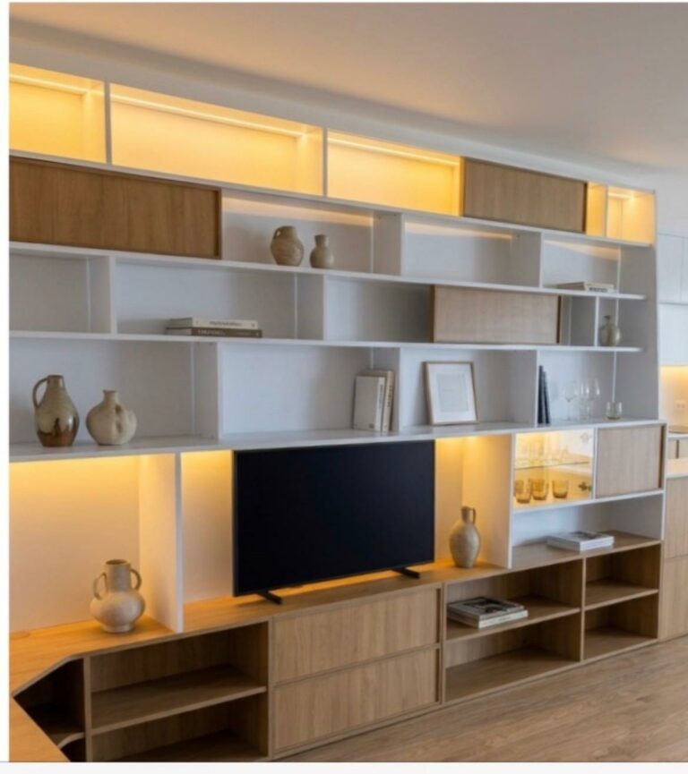 Bibliothèque et meuble TV sur mesure en MDF finition chêne clair avec éclairage LED intégré, réalisés par Codesign Concept pour un cabinet de décoration à Levallois-Perret
