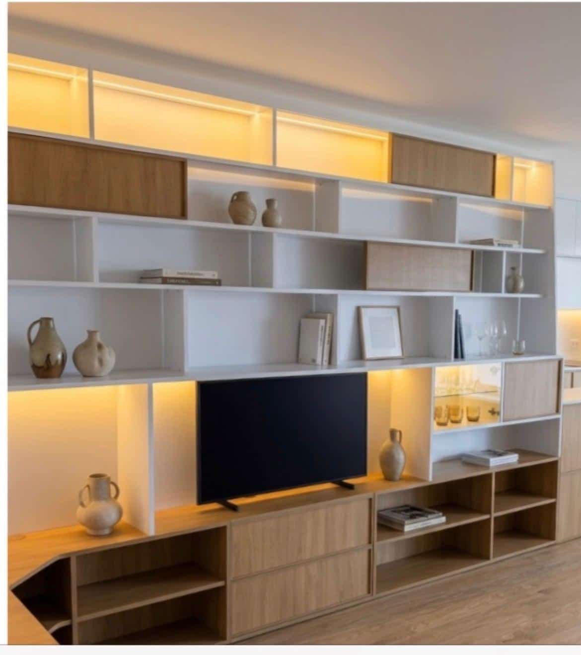 Bibliothèque et meuble TV sur mesure en MDF finition chêne clair avec éclairage LED intégré, réalisés par Codesign Concept pour un cabinet de décoration à Levallois-Perret