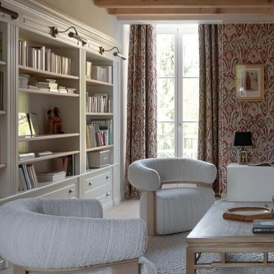 Bibliothèque sur mesure en MDF avec moulures, étagères ouvertes et tiroirs, réalisée par Codesign Concept pour un cabinet de décoration à Lyon