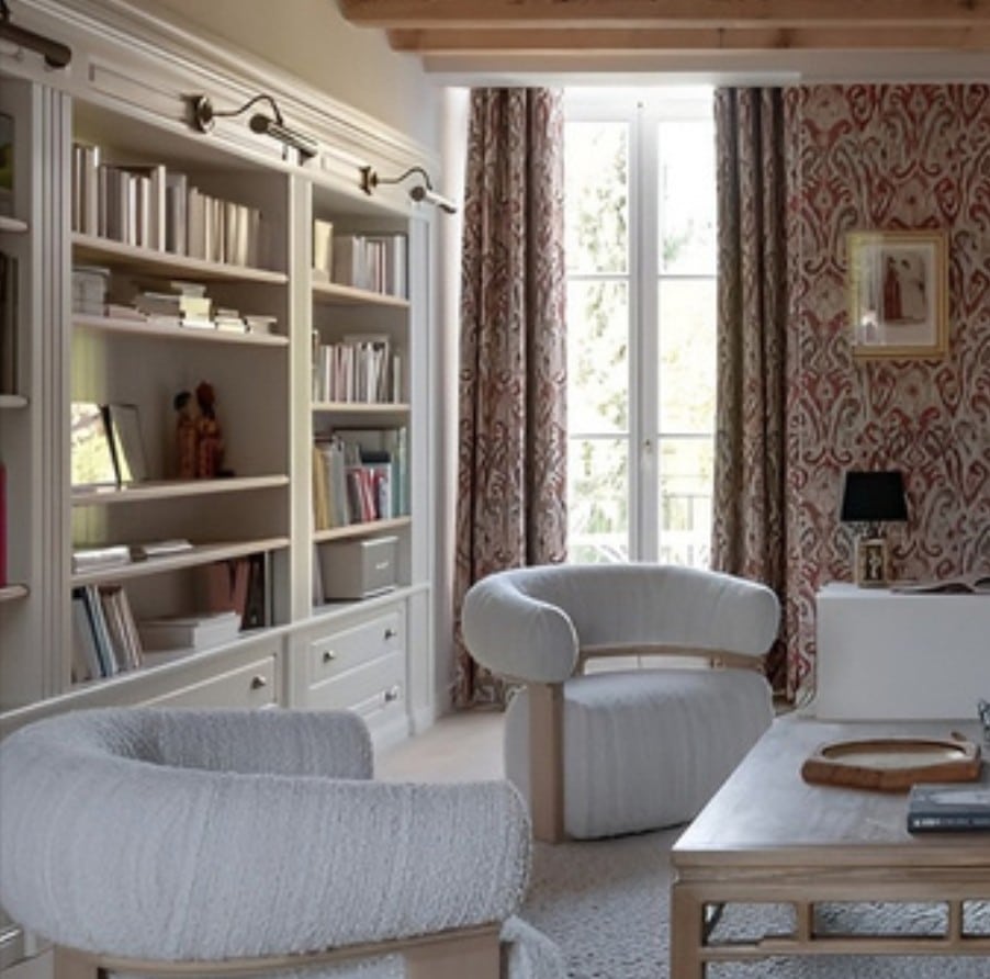 Bibliothèque sur mesure en MDF avec moulures, étagères ouvertes et tiroirs, réalisée par Codesign Concept pour un cabinet de décoration à Lyon