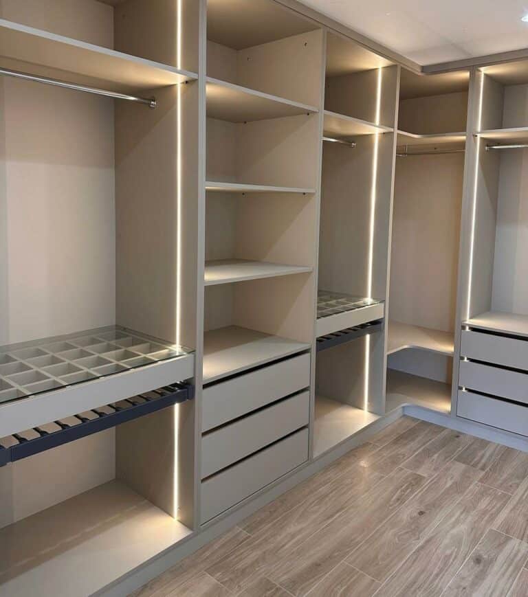 Dressing d'angle sur mesure en mélaminé avec éclairage LED intégré, penderies, tiroirs et vitrine à bijoux, réalisé par Codesign Concept pour un cabinet d'architecte à Lyon