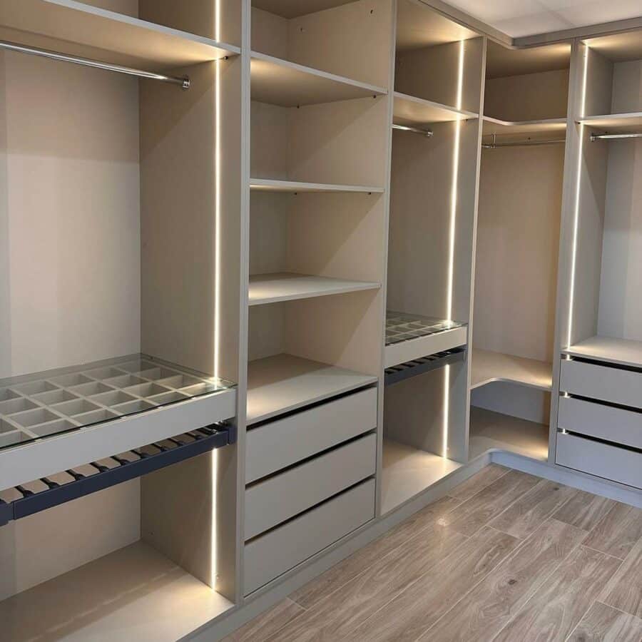 Dressing d'angle sur mesure en mélaminé avec éclairage LED intégré, penderies, tiroirs et vitrine à bijoux, réalisé par Codesign Concept pour un cabinet d'architecte à Lyon