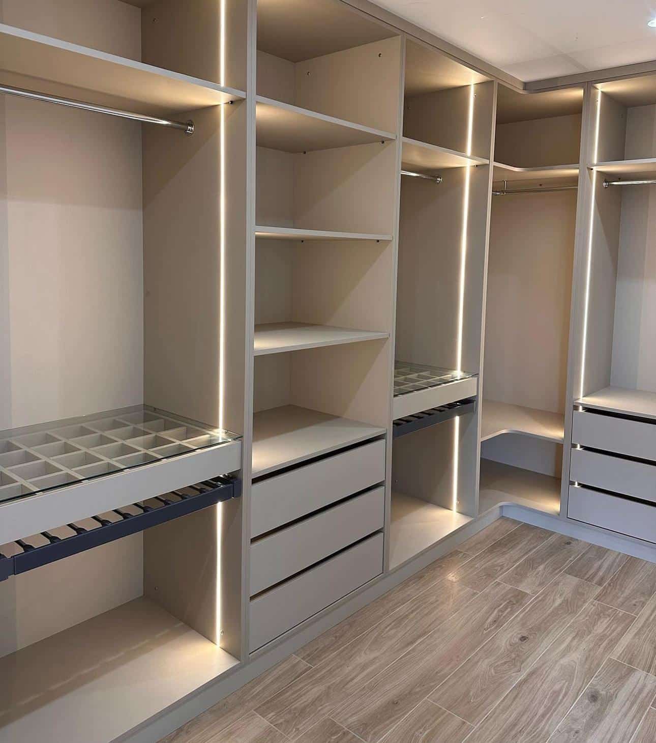 Dressing d'angle sur mesure en mélaminé avec éclairage LED intégré, penderies, tiroirs et vitrine à bijoux, réalisé par Codesign Concept pour un cabinet d'architecte à Lyon