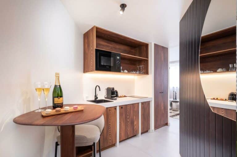 Kitchenette sur mesure en finition bois pour chambre d'hôtel, réalisée par Codesign Concept pour un cabinet d'architecte lyonnais
