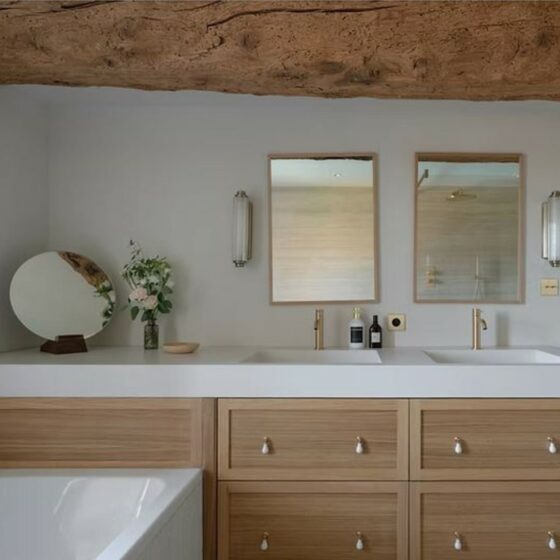 Meuble de salle de bain sur mesure en chêne avec plan double vasque en Corian, réalisé par Codesign Concept pour un cabinet de décoration à Lyon