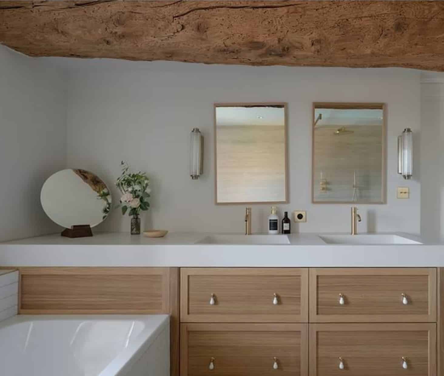 Meuble de salle de bain sur mesure en chêne avec plan double vasque en Corian, réalisé par Codesign Concept pour un cabinet de décoration à Lyon