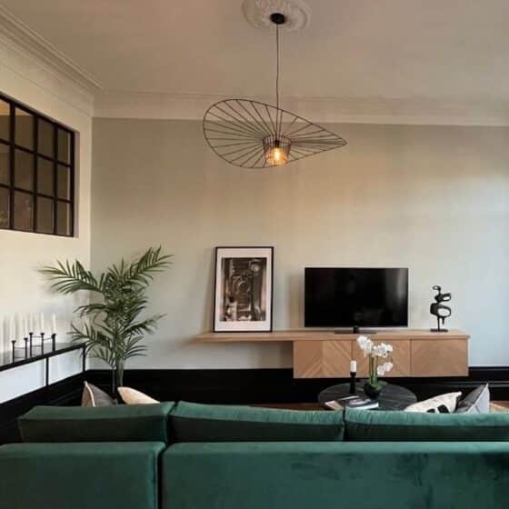Salon de l'appartement General Silveira à Porto avec meuble TV suspendu sur mesure à façades en chevrons, aménagé par Codesign Concept