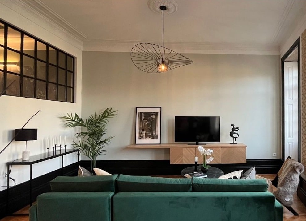 Salon de l'appartement General Silveira à Porto avec meuble TV suspendu sur mesure à façades en chevrons, aménagé par Codesign Concept